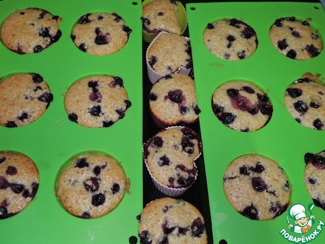 Oat muffins with currants