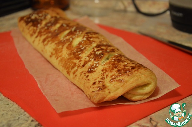 Puff pie with mushrooms and cheese