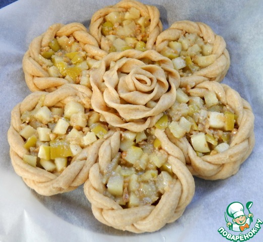 Apple pie with roasted peanuts