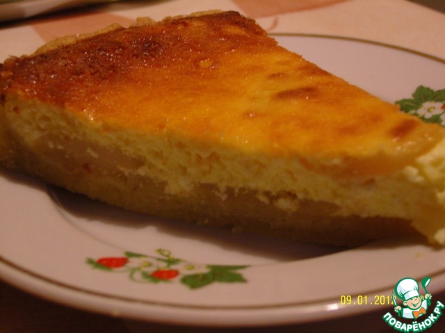 Pie with pears and cheese