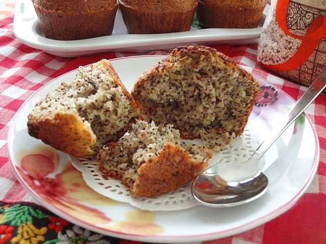 Banana muffins with poppy seeds and quinoa