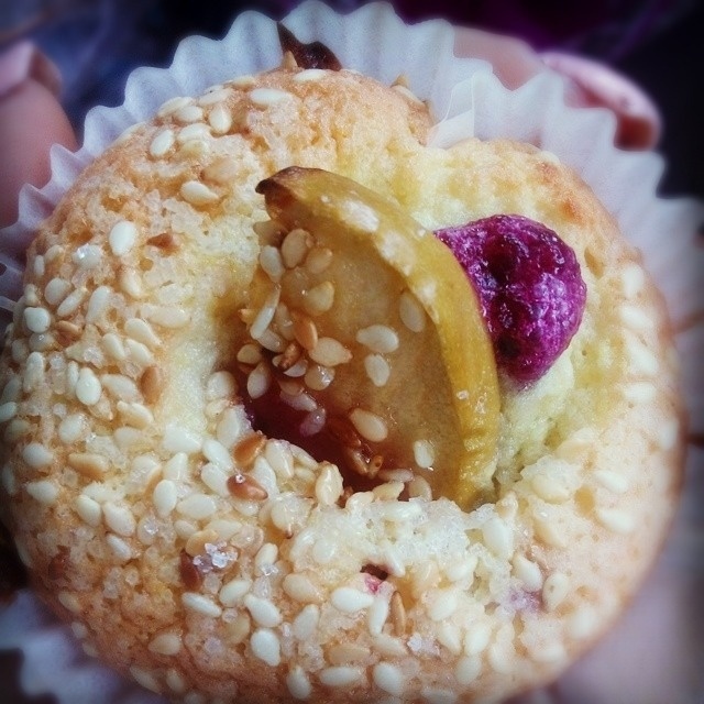 Cupcake Apple-currant with sesame seeds