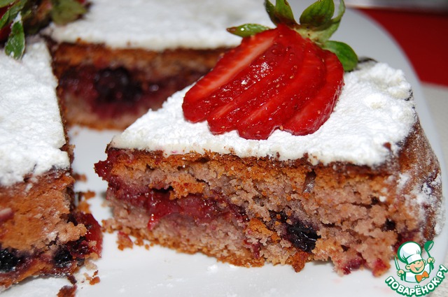 Lenten cake with strawberries and blackcurrant