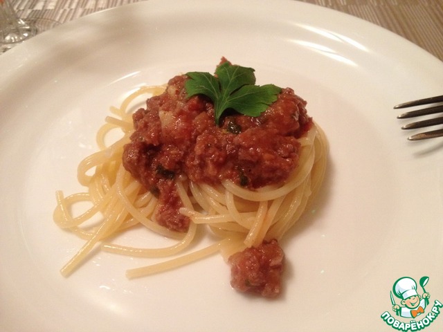 Meat sauce for spaghetti, knedla and vegetables