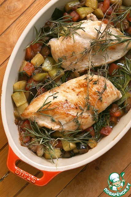 Chicken fried with eggplant and zucchini