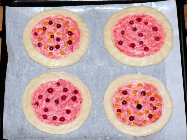 Ватрушка с яблоком, творогом и джемом