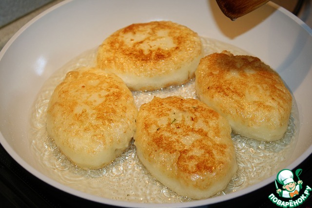 Potato starch cakes with mushrooms and couscous