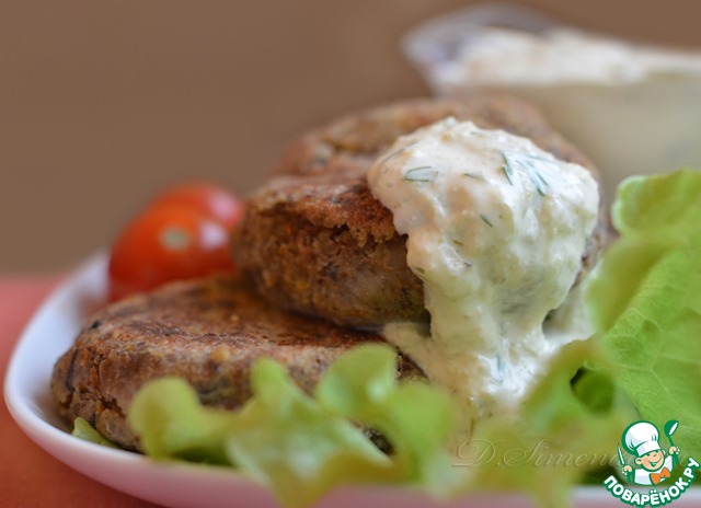 Buckwheat-lentil burgers with mushrooms and cream sauce