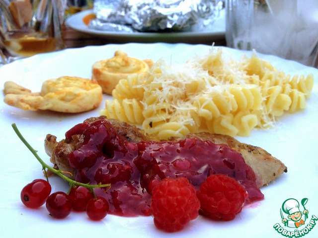 Duck breast with sauce of raspberry and currant