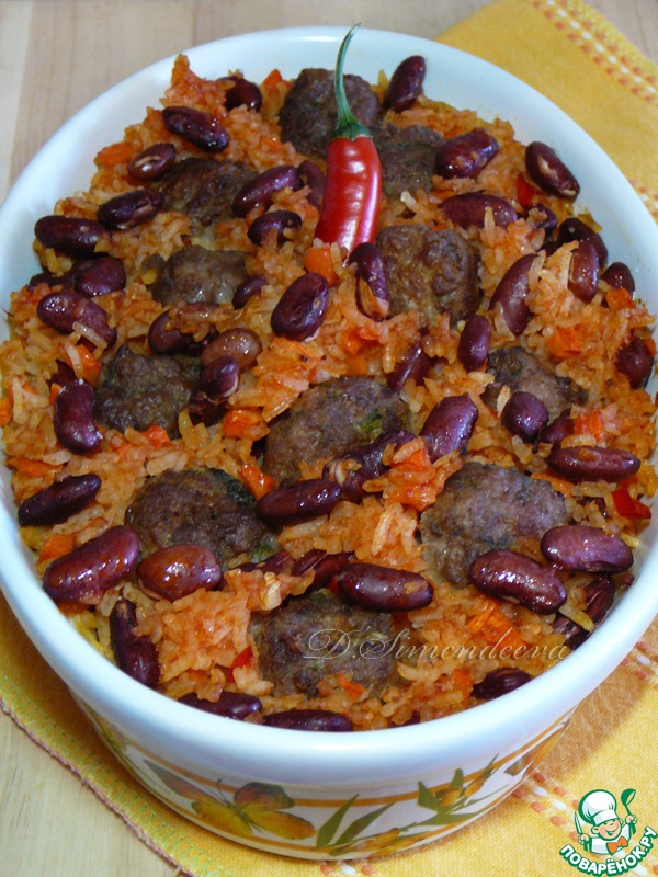 Baked beans with rice and meatballs