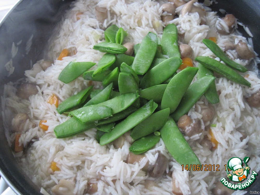 Rice with young peas and mushrooms