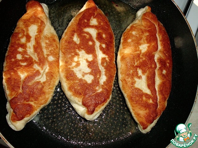 Pies with fruit in the pan