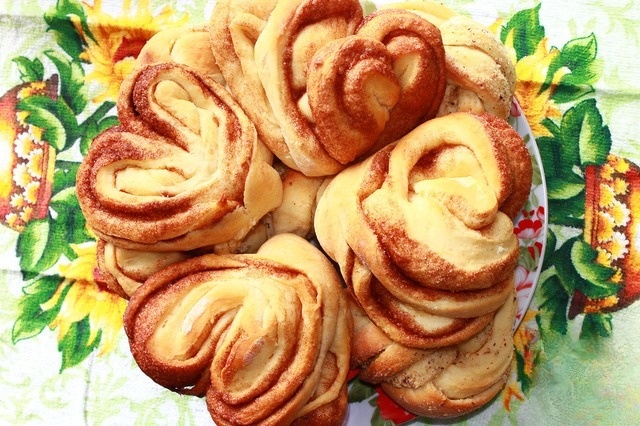 Булочки сдобные с корицей и орехами 