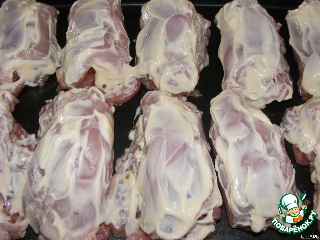 Chicken rolls with dried apricots and garlic