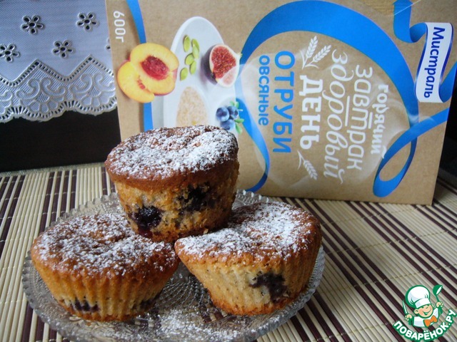 Muffins with blueberries and oat bran