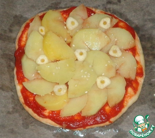 Pizza with potatoes and garlic