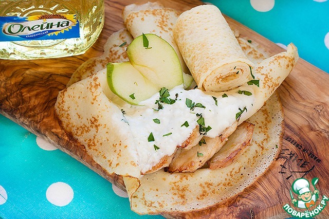 Pancakes with chicken, cream sauce and Apple