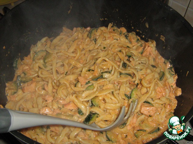 Pasta with salmon and zucchini