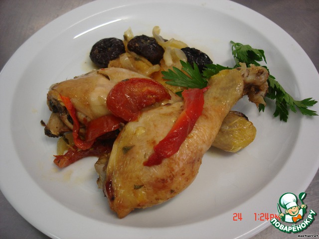 Chicken legs with vegetables and prunes