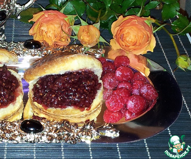 Scones with ricotta and raspberry jam