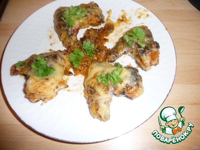 Куриные крылышки в чесночном соусе с сыром