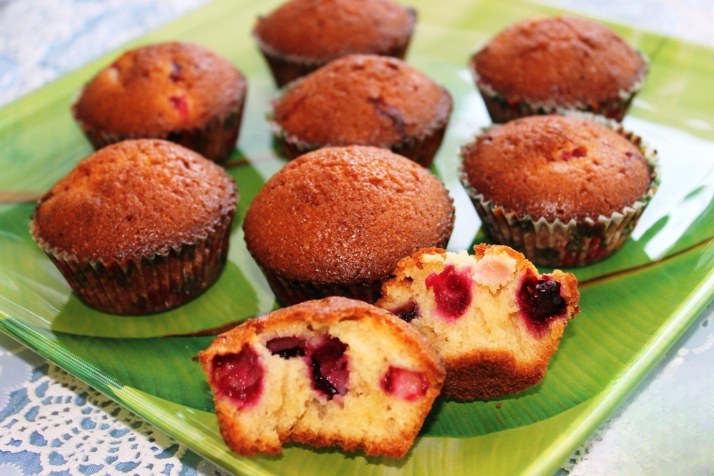 Медовые кексы с жимолостью