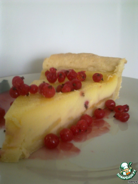 Pie with apples, strawberries and currants
