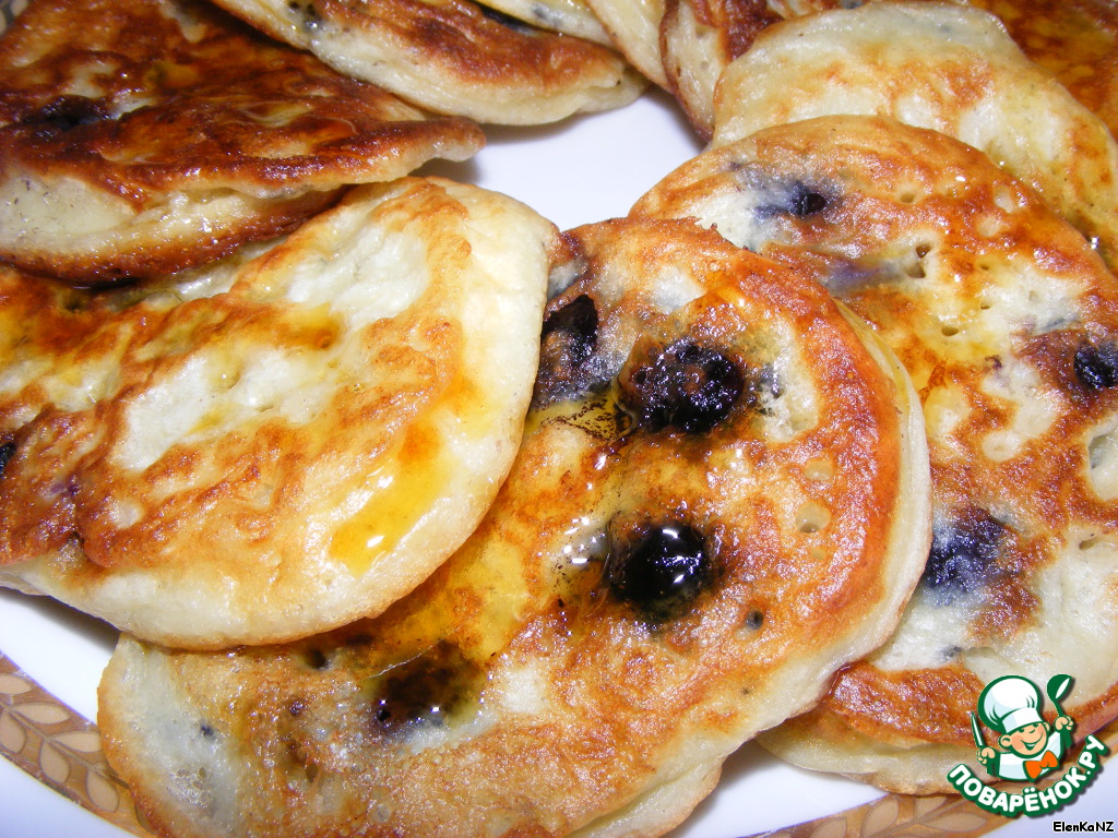 Pancakes with blueberries and ricotta