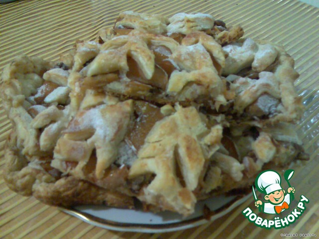 Cake of puff pastry with quince and nuts