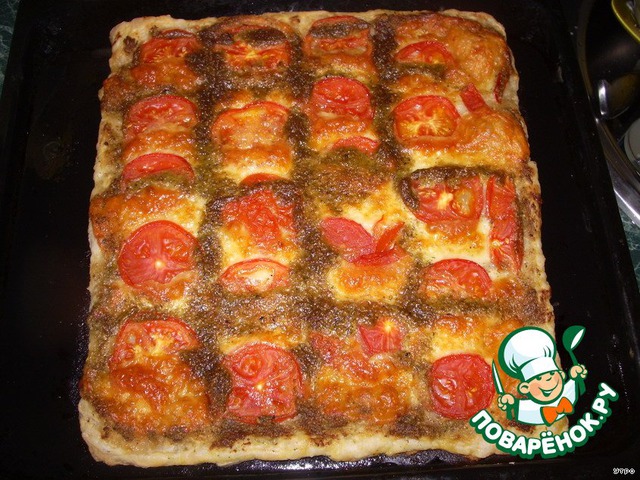 Pie with mozzarella, tomatoes and pesto