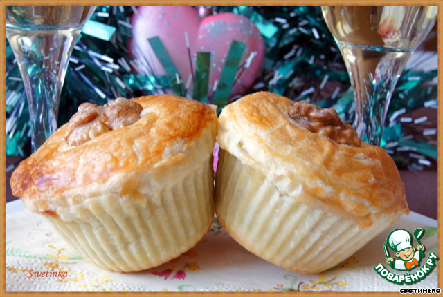 Puff pastry baskets with salmon, cheese and nuts