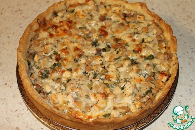 Pie with chicken and cheese