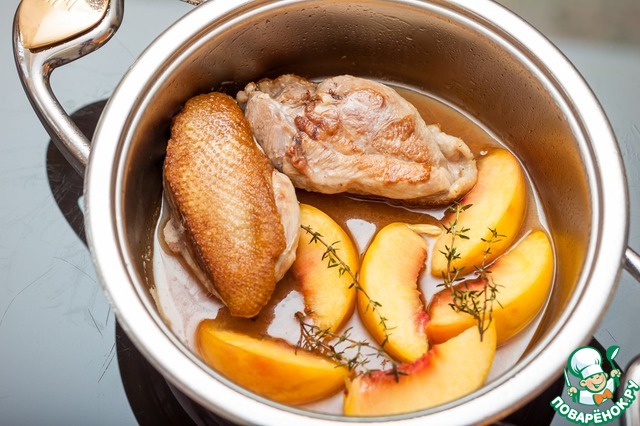 Breast of duck with peaches