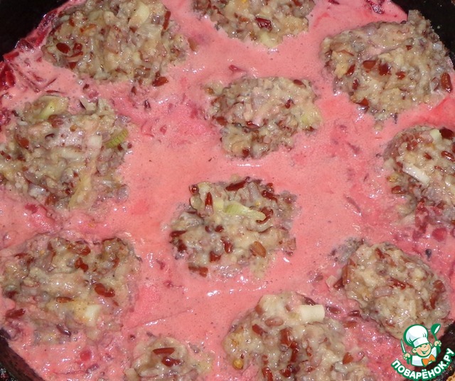 Meatballs in a creamy beetroot sauce