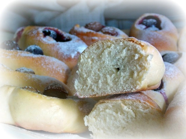 Сдобные лодочки с виноградом