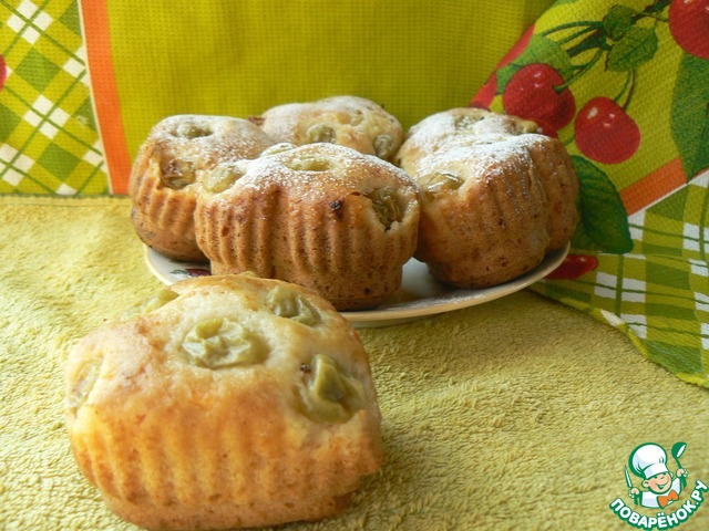 Cheese mini mannike with gooseberries