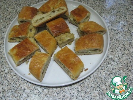 Пирог с рыбой, картошкой и солеными огурцами