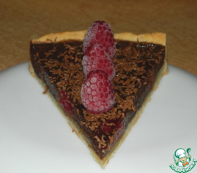 Chocolate pie with raspberries