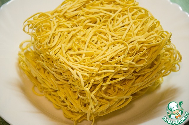 Chicken with vegetables and egg noodles