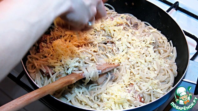 Spaghetti in a creamy sauce with bacon and mushrooms