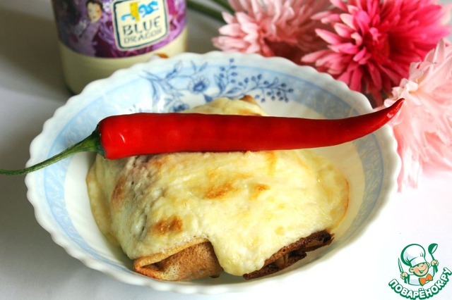 Russian pancakes with the overseas nature and coconut sauce
