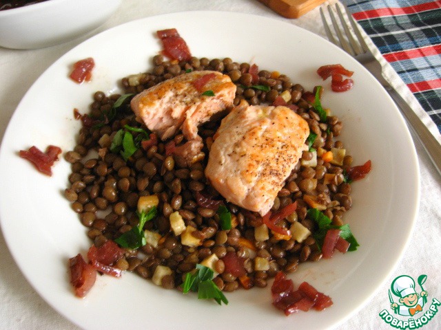 Fillet of salmon with lentils and caramelized onions in red wine