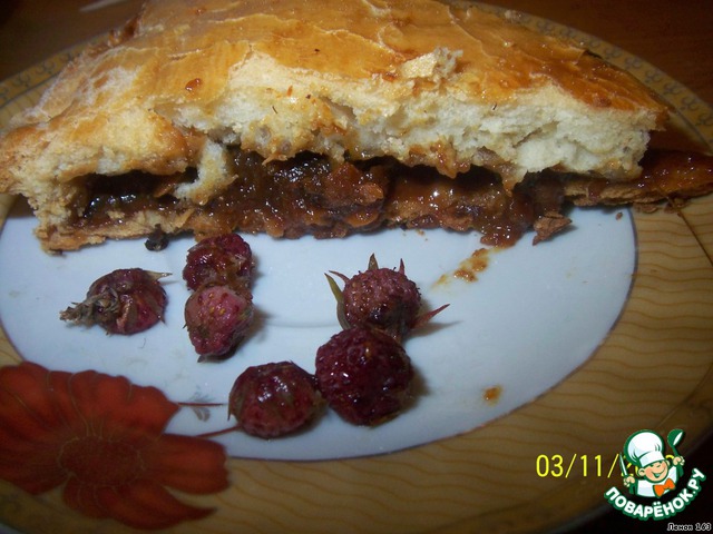 Пирог с калиной и земляникой