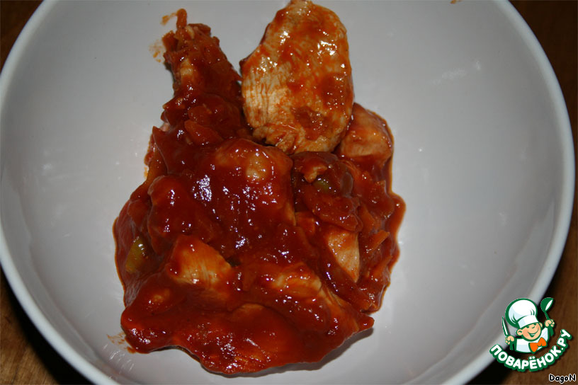 Chicken stewed in tomato sauce with olives