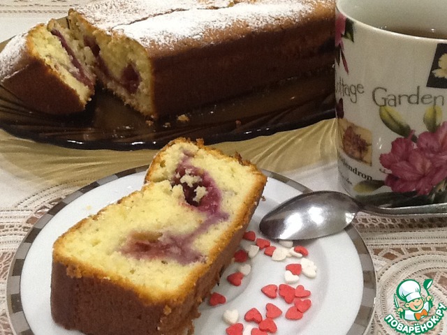 Marble yogurt cake with berry puree