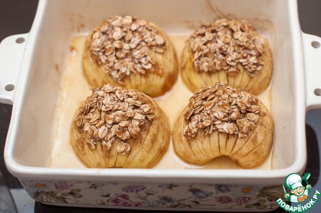 Baked apples with oatmeal strasheim