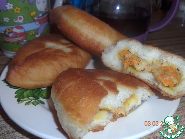 Fried pies with chicken and carrots
