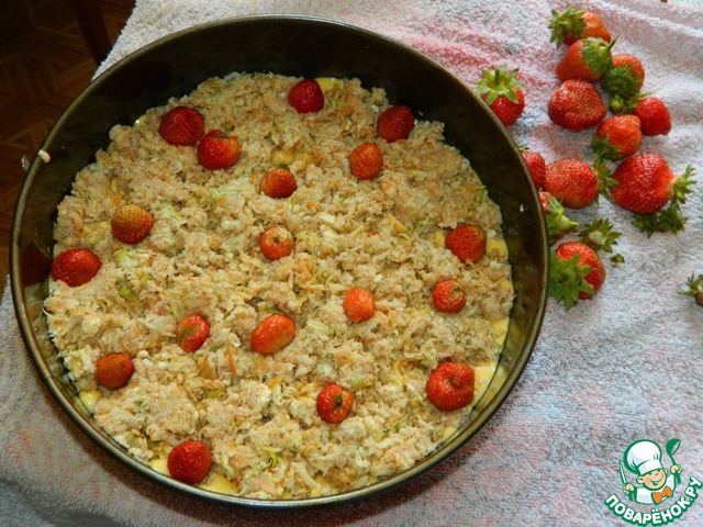 Apple pie with white chocolate, almonds and strawberries