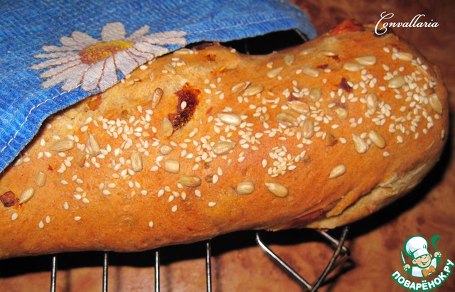Rye bread with cheese and sun-dried tomatoes