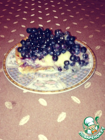Tart with custard and blueberries
